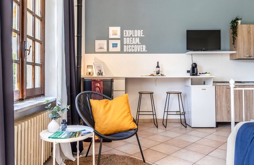 Alice Castello Apartment | Quick Home - Garden - One Bedroom Apartment, Sleeps 2