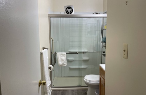 Woodberry Apartment | Quiet 2 Bedroom Apartment Condo close to Downtown - Emerald Elite