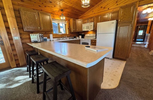 Marshfield House | Quiet 2 Bedroom Country Home - Minutes from Marshfield