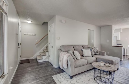 Clive House | Quiet Spacious Duplex in West Des Moines