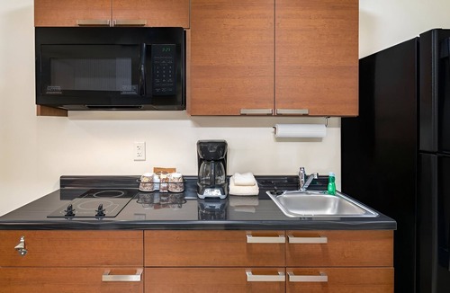 Wixom Hotel | Quiet Stay with Home Comforts Near Lyon Oaks County and Suburban Collection