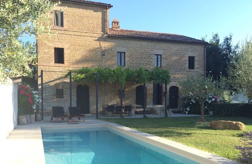 Penna San Giovanni Villa | Quietly located country house with swimming pool near the Sibilin Mountains