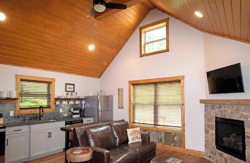 Roan Mountain Cabin | Rainbow Trout Cabin - 1 Bedroom + Loft Cabin, River Access