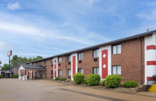 Cedar Rapids Hotel | Ramada by Wyndham Cedar Rapids South