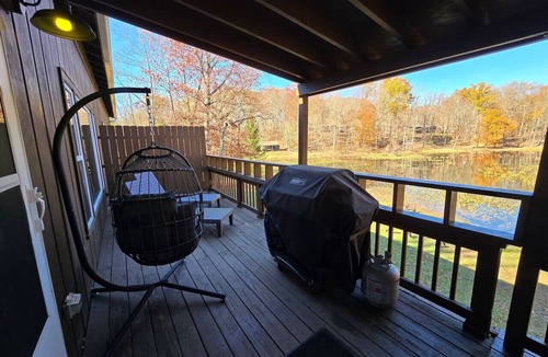 Streetsboro Cabin | Red Fox Run At Heron Hill Retreat Hot Tub on Lake!