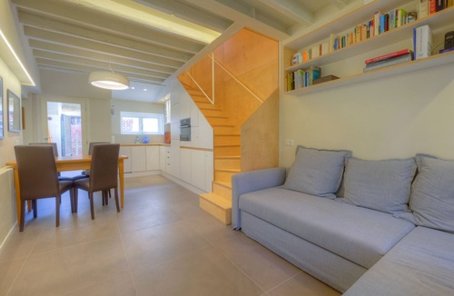 Cannaregio Apartment | Redecorated in '24 ideally located by a canal w/private courtyard and Fast WIFI