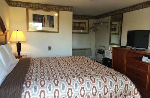 Campbelltown Hotel | Refreshing Vacation Trip! FREE Breakfast, Near Hershey Park and Zoo America!
