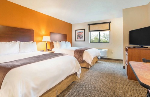 Marquette Hotel | Relax in Comfort: Full Kitchen, Free Parking & Laundry Access
