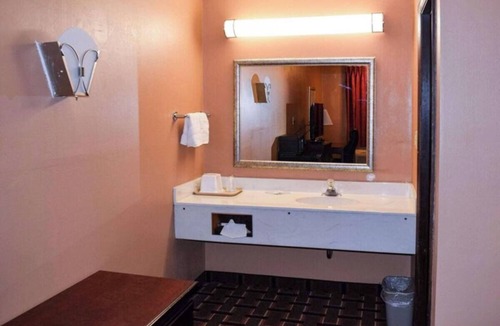 Richburg Hotel | Relax in Spacious Room w/Microwave, Fridge + Tea/Coffee Maker – Stress-Free