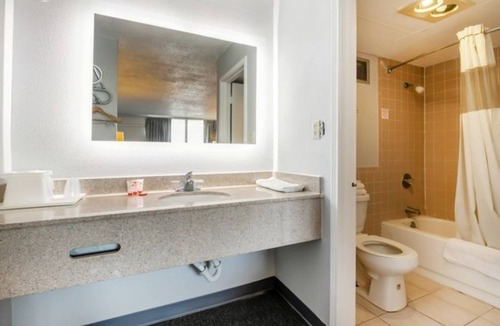 Jennings Hotel | Relax + Refill at Budget-Friendly Spot Near Attractions – Pet Friendly