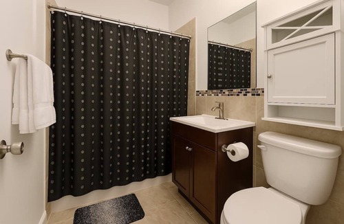 Old Irving Park Apartment | Relaxing 3BR Getaway Close to Dining & Shopping