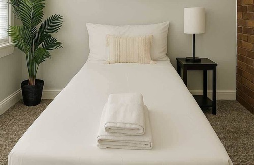 Old Irving Park Apartment | Relaxing 3BR Getaway Close to Dining & Shopping