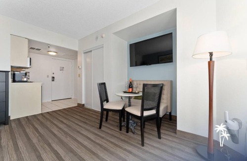 Florida Center Apartment | Relaxing Central Condo with Balcony 7 Min to Universal