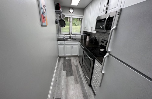 Lake Geneva Condo | Relaxing Getaway/StepsToLake/Pool/Tennis near DT Lake Geneva