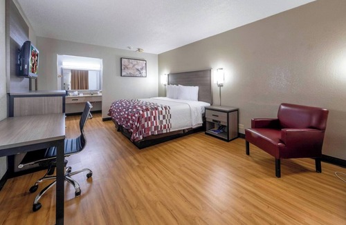 Charlottesville Hotel | Relaxing King Bed Room Perfect for Road-Trip Travelers Exploring Charlottesville