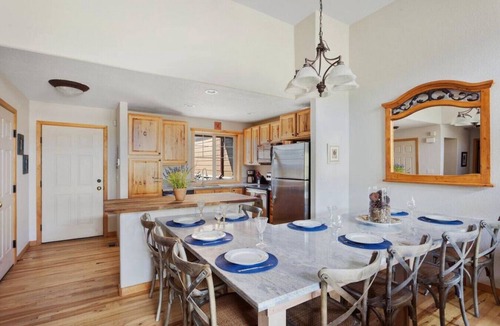Rendezvous Villa | Rendezvous - Majestic Views|Hike|Bike|Ski and Ski Locker Available!