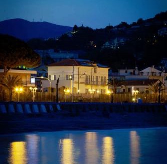 Pietra Ligure Apartment | Residence Villa Carmen fronte mare a 50 mt