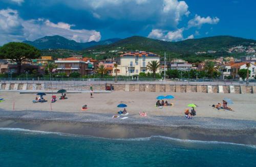 Pietra Ligure Apartment | Residence Villa Carmen fronte mare a 50 mt