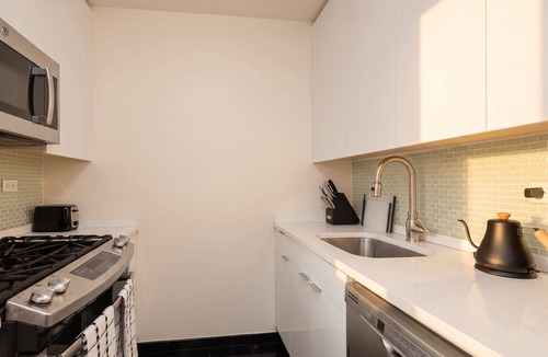 Upper East Side Apartment | River Park II | 17th-floor 2BR w/Doorman, Gym, and Pool