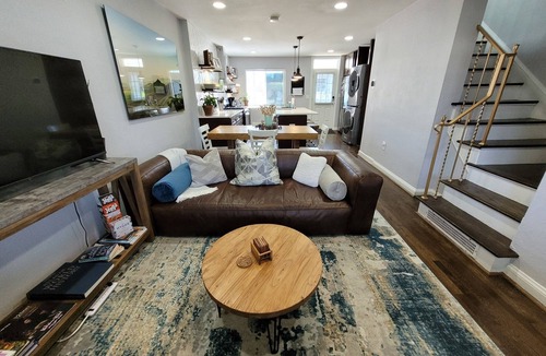Northeast House | River Terrace Retreat: Free Parking, Near Monuments, and More!