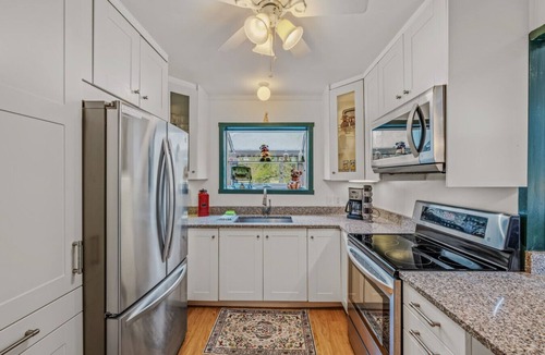 Great Cacapon House | River Time Cabin -riverfront, wifi, screen porch, 3 king beds, view, wood stove