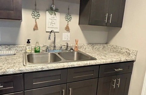 Madison House | Riverside Retreat ~ One Story ~ 3bd/2ba ~ Steps to the River & Main St