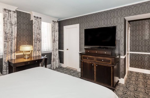 Historic District Hotel | Robert Johnson King | Historic Inns | Near Top Dining & City Attractions