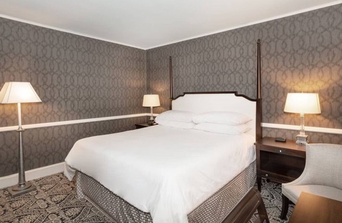 Historic District Hotel | Robert Johnson King | Historic Inns | Near Top Dining & City Attractions