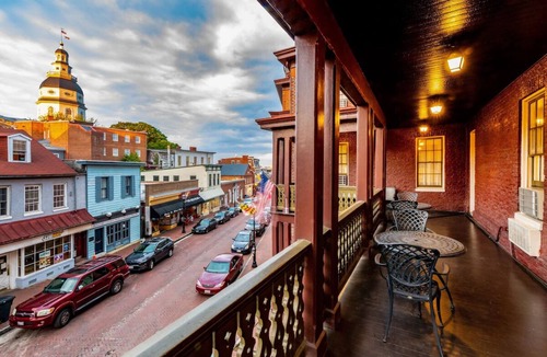 Historic District Hotel | Robert Johnson King | Historic Inns | Near Top Dining & City Attractions