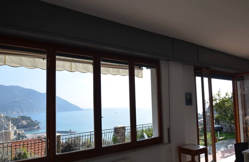 Recco House | Romantic domicile with a large garden and a fantastic sea view