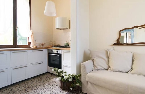 Marghera Apartment | Romantic Hideaway Near Venice - Excellent Transport Links & Handy Free Parking