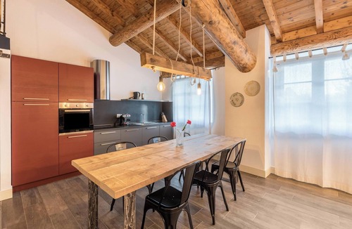 Desenzano del Garda Apartment | Romantically Furnished Holiday Apartment "Acero" with Wi-Fi, Shared Garden & Pool