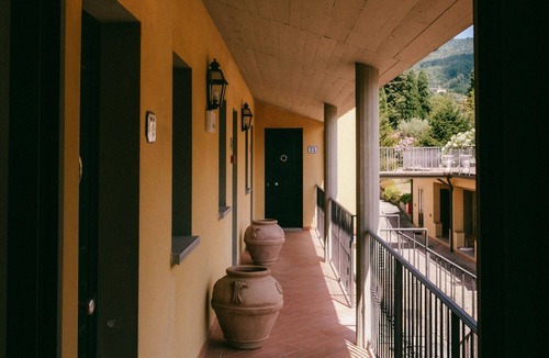 San Donato in Fronzano Apartment | Room '67 H Fattoria Degli Usignoli Tripla' with Shared Pool, Wi-Fi and Air Conditioning