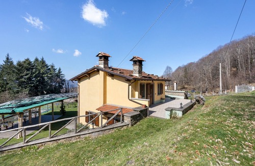 Montefegatesi Apartment | Room 'Camera B' – Prato Fiorito with Mountain View and Shared Pool