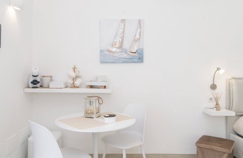 Su Canale Apartment | Room 'Dalia' with Mountain View, Wi-Fi and Air Conditioning