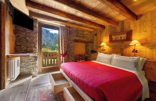 Brusson Bed & Breakfast | Room 'Flocon' with Shared Garden, Balcony and Wi-Fi