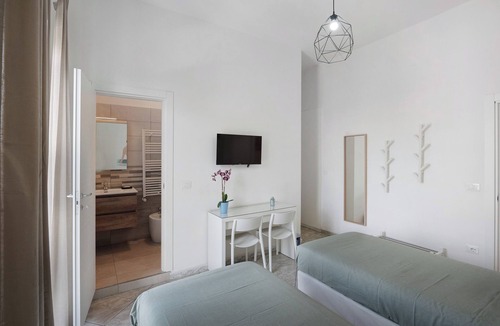 Pagani Bed & Breakfast | Room 'Napoli' with Shared Terrace, Wi-Fi and Air Conditioning