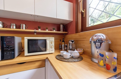 Montevecchia Apartment | Room 'Rosmarino' with Mountain View, Wi-Fi and Air Conditioning