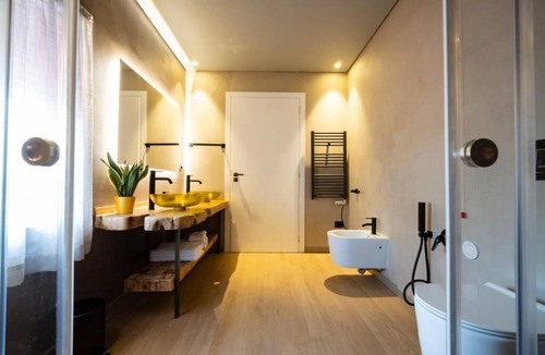 Briatico Apartment | Room with jet tub
