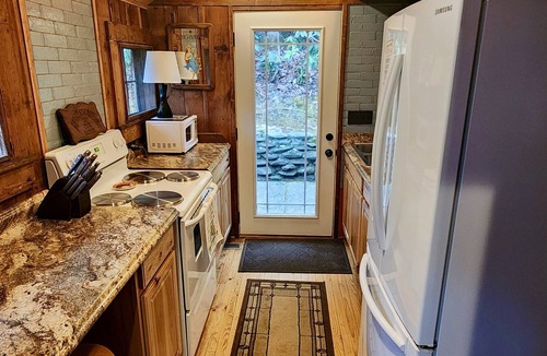 Black Mountain Cabin | Rustic 1940's Appalachian Summer Cabin w/hot tub - Black Mountain