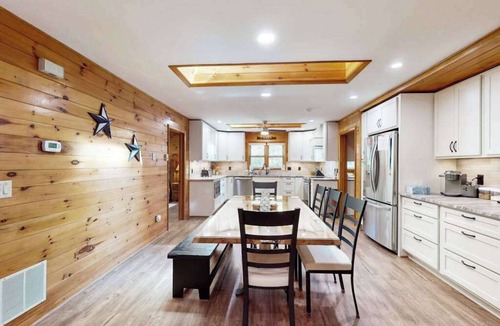 McHenry House | Rustic 4BR Cabin - HOT TUB - McHenry