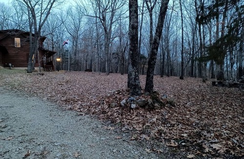 Blackwell Cabin | Rustic Cabin Escape for Group Glamping Vacations in De Soto, Missouri