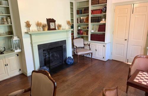 Oxon Hill House | Rustic hilltop estate near DC and VA on 5 acers