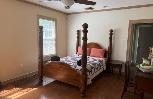 Oxon Hill House | Rustic hilltop estate near DC and VA on 5 acers