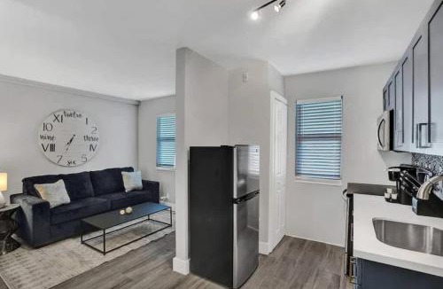 Poinciana Park Apartment | Rustic Retreats Modern 1BR For 4 Guests Minutes From Las Olas