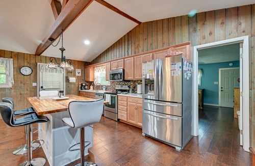 Russell Springs House | Rustic Russell Springs Home Near Marina & Lake!