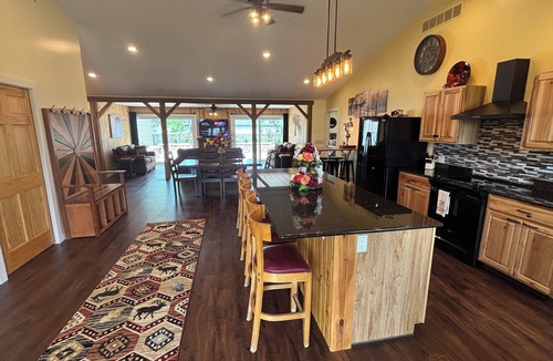 Findlay House | Rusty’s Getaway is a rustic/modern handicap accessible, family friendly space.