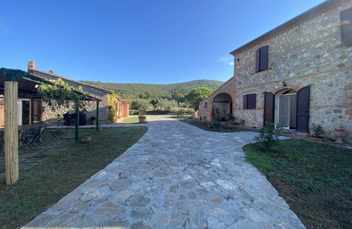 Montorsaio House | Südliche Toskana Modernes Ferienhaus in Alleinlage, Pool, 25km Meer, Haustiere