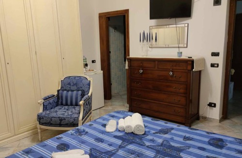 Buddittogliu Straulas House | San Teodoro Borgo Straula comfort room with hydromassage tub