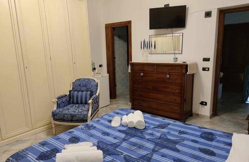 Buddittogliu Straulas House | San Teodoro Borgo Straula comfort room with hydromassage tub